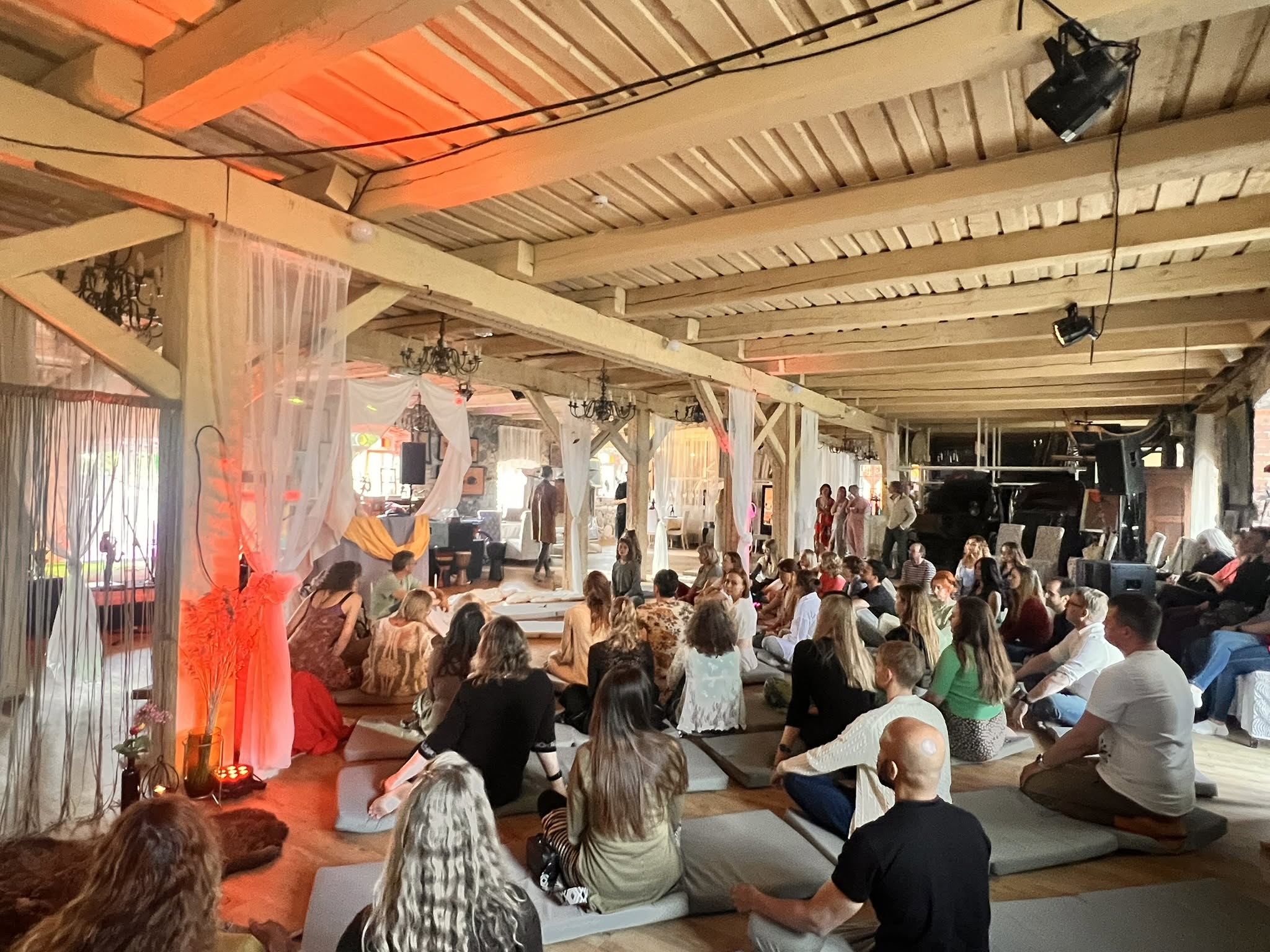 Festivalil osalejad koos istumas