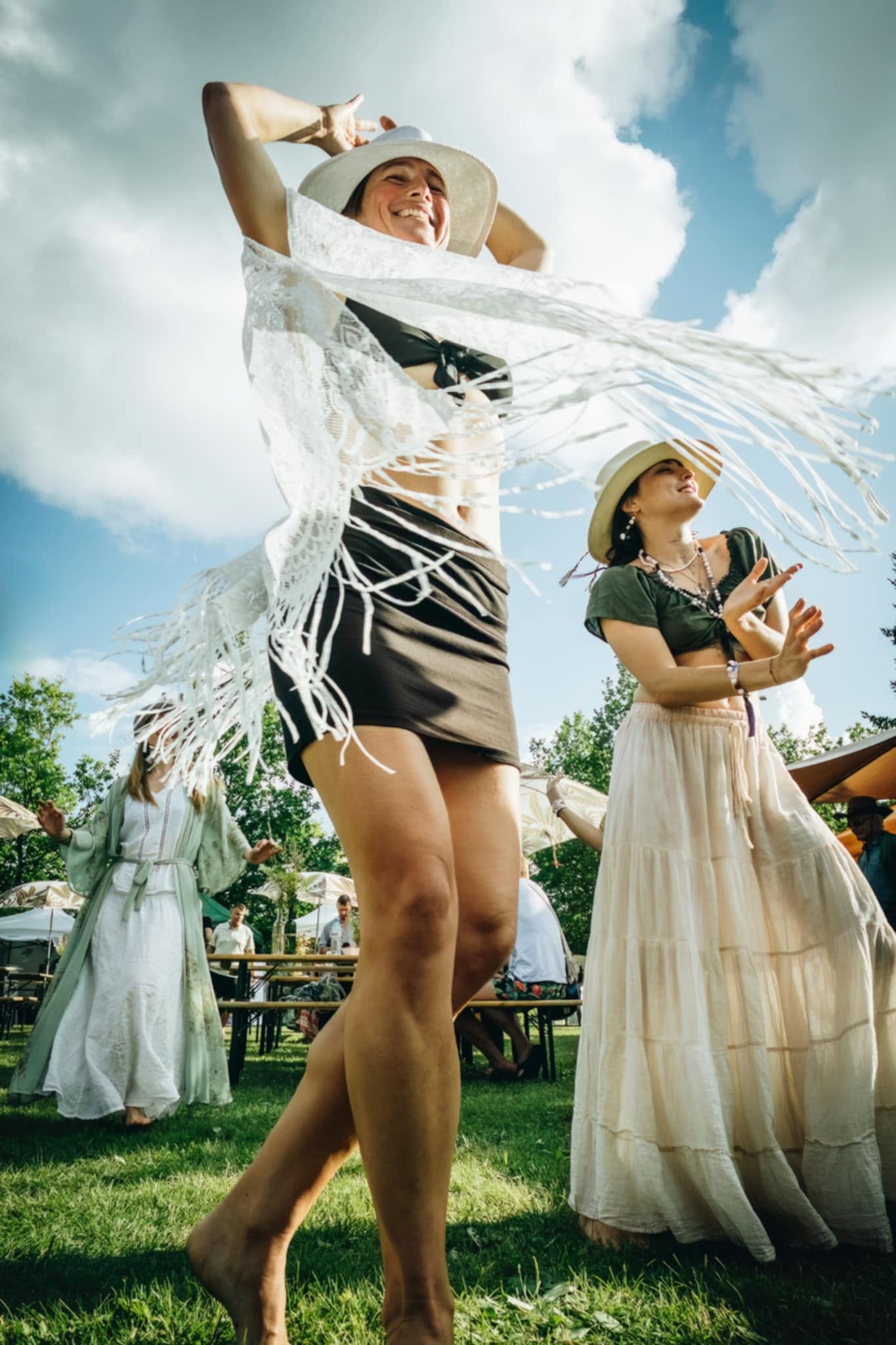 Naine festivalil vabalt tantsimas