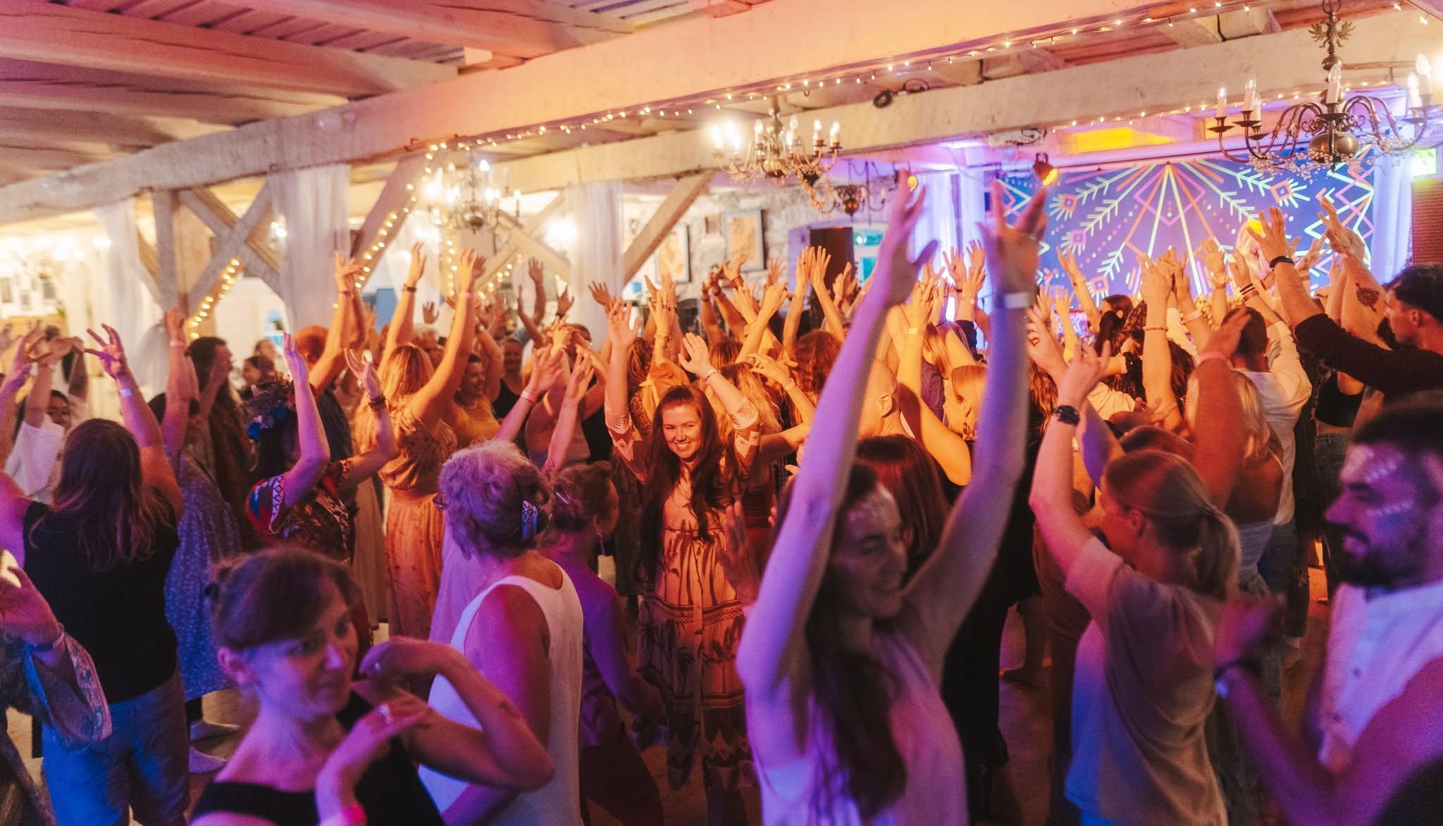 Festivalil osalejad siseruumis tantsimas